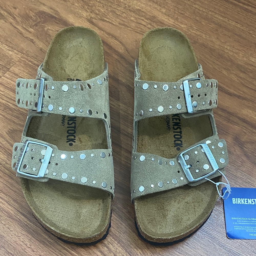 NWT Birkenstock Arizona Rivets
Suede Leather Color Taupe Size 40 EU/9-9.5 US